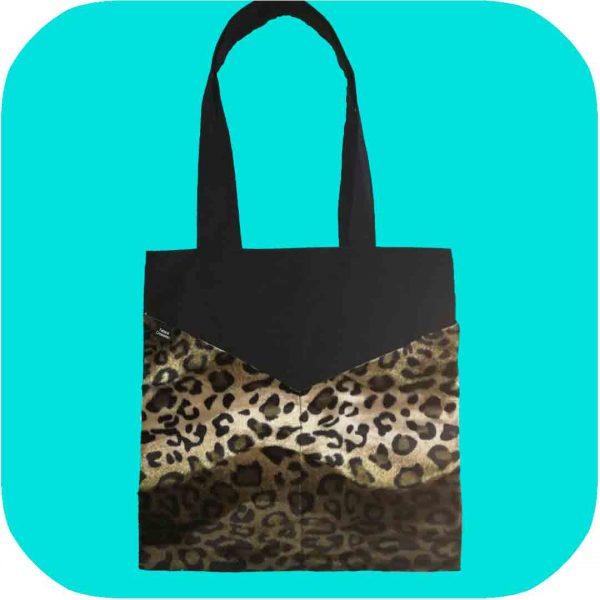 bolso con bolsillos estampados de leopardo