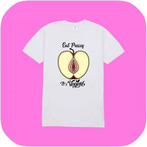 con una camiseta blanca con una manzana cortada a la mitad que pone eat pussy, it's vegan